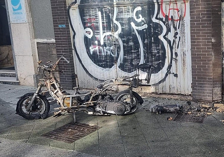 La moto, completamente calcinada a causa de las llamas.