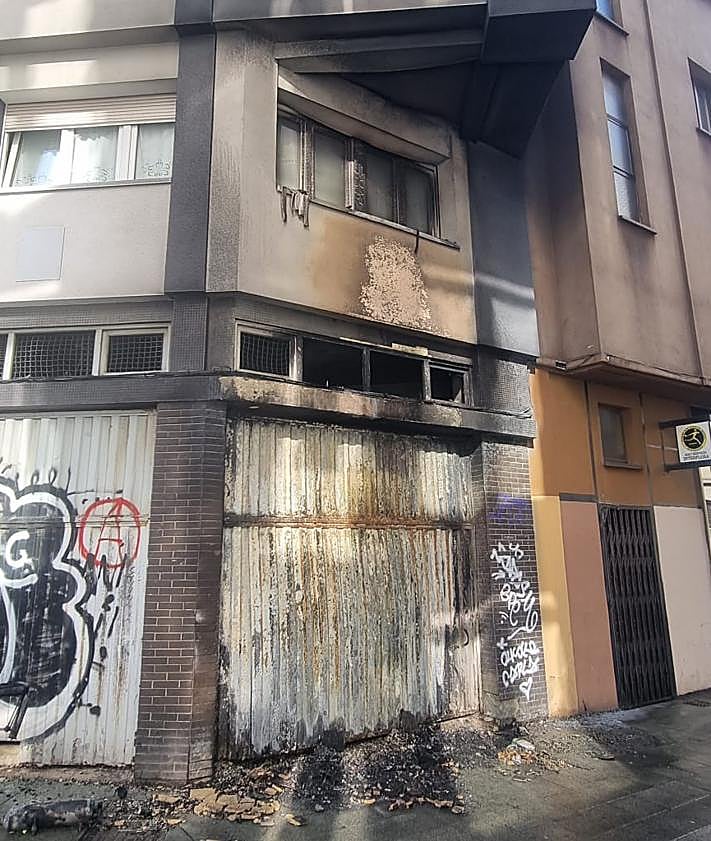 Imagen secundaria 2 - Investigan el pavoroso incendio de una moto en Gijón que dejó a un matrimonio mayor intoxicado