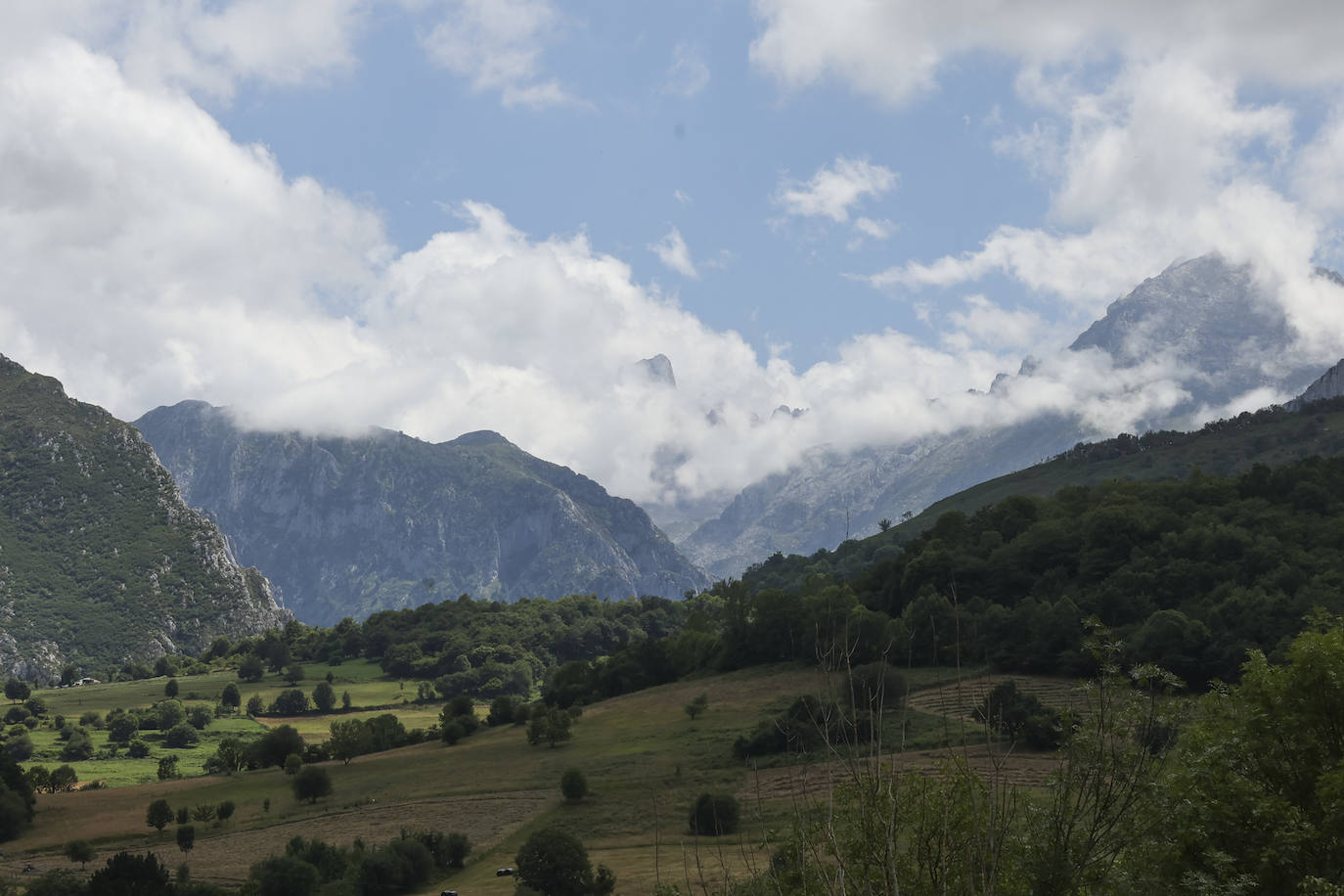 En el corazón de los Picos de Europa, se encuentran numerosos miradores que revelan la grandeza de estas imponentes montañas asturianas. En Cabrales, el Pozo de la Oración ofrece una perspectiva única del Picu Urriellu, una de las cimas más emblemáticas del alpinismo español. Su fama no solo se debe a su altura, sino también a su desafiante pared vertical en la cara oeste, que lo convierte en un desafío para los escaladores más experimentados