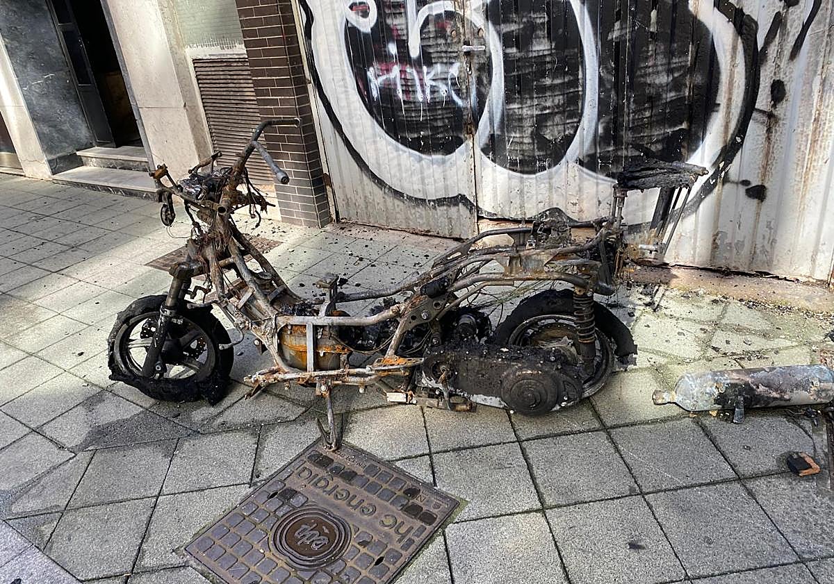 Imagen principal - Investigan el pavoroso incendio de una moto en Gijón que dejó a un matrimonio mayor intoxicado