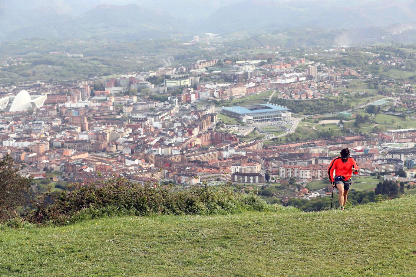 Ubicado en el Naranco, este mirador es uno de los más famosos de Asturias, brindando una panorámica impresionante de Oviedo. Además de disfrutar de las vistas y de una agradable caminata por la zona, la visita al mirador es una excelente oportunidad para explorar los monumentos prerrománicos de Santa María del Naranco y San Miguel de Lillo