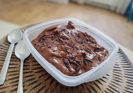 El helado casero de plátano y chocolate es un postre sano y delicioso.