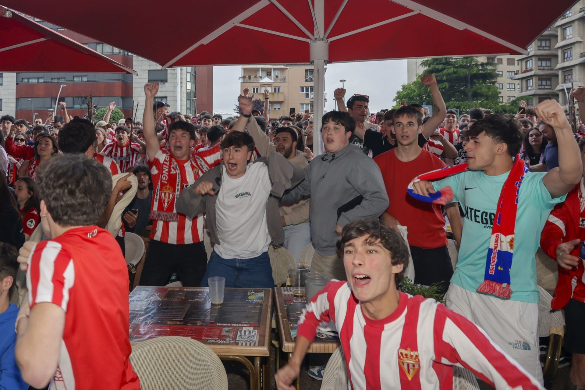 Éxtasis en Gijón tras la victoria del Sporting