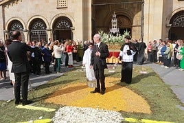 La Custodia sale de la iglesia de San Pedro y le espera una gran alfombra de flores en el Campo Valdés.