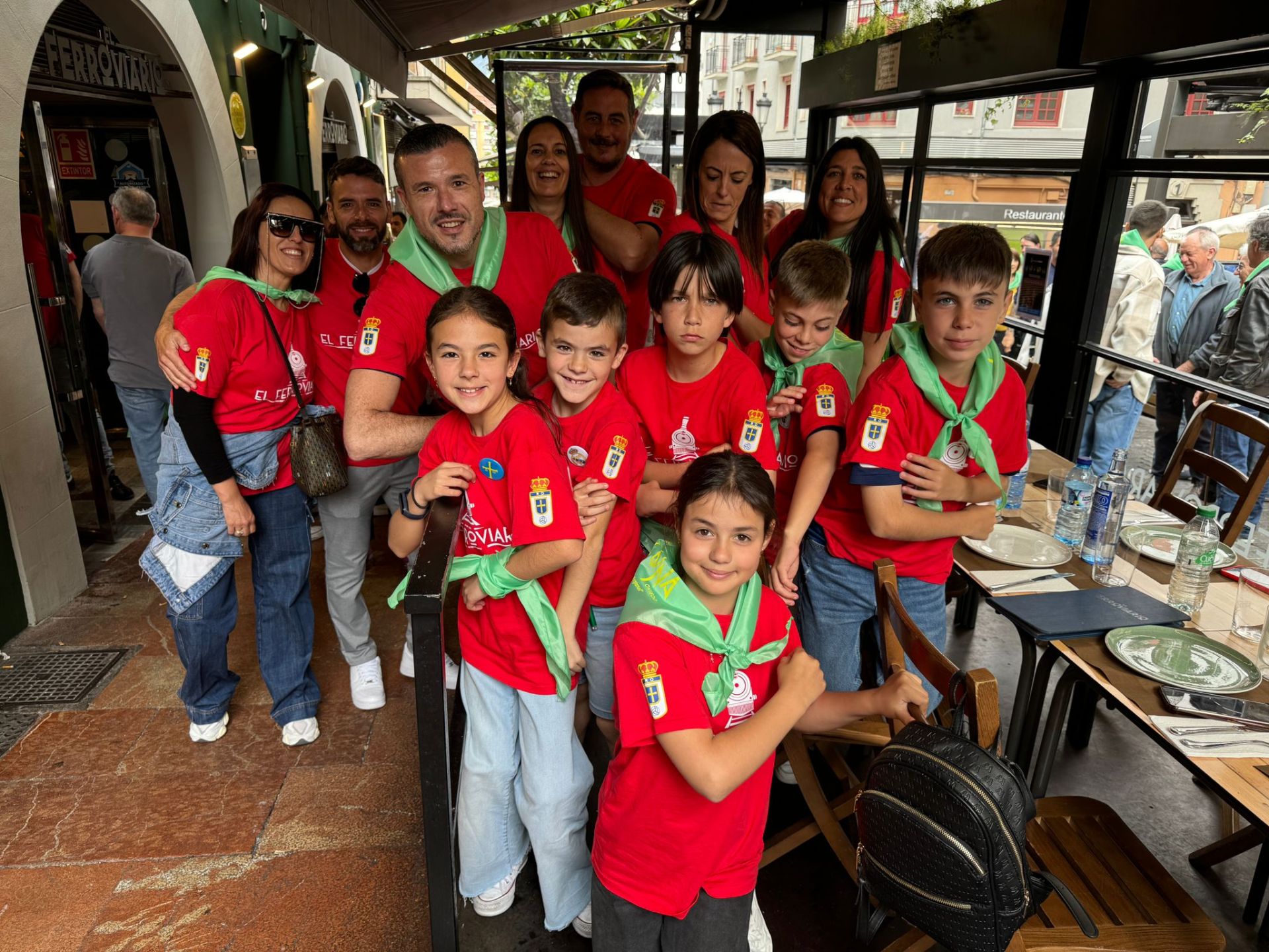 La afición del Real Oviedo tiñe de azul Eibar