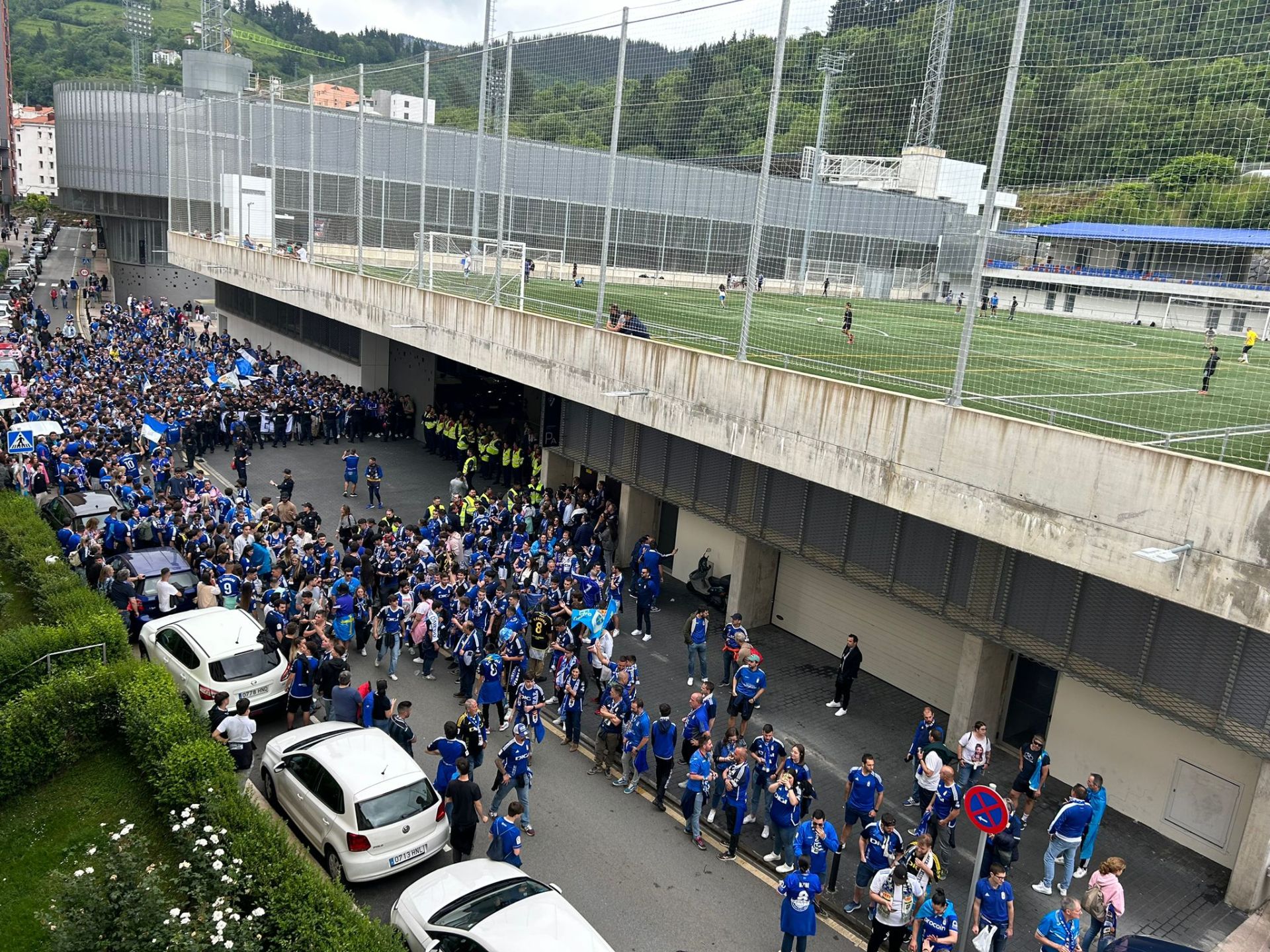 La afición del Real Oviedo tiñe de azul Eibar