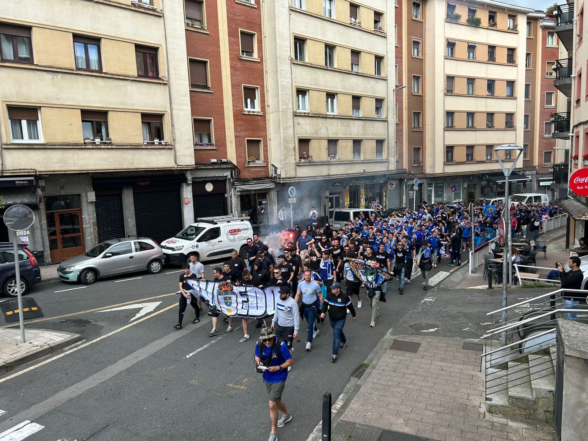 La afición del Real Oviedo tiñe de azul Eibar