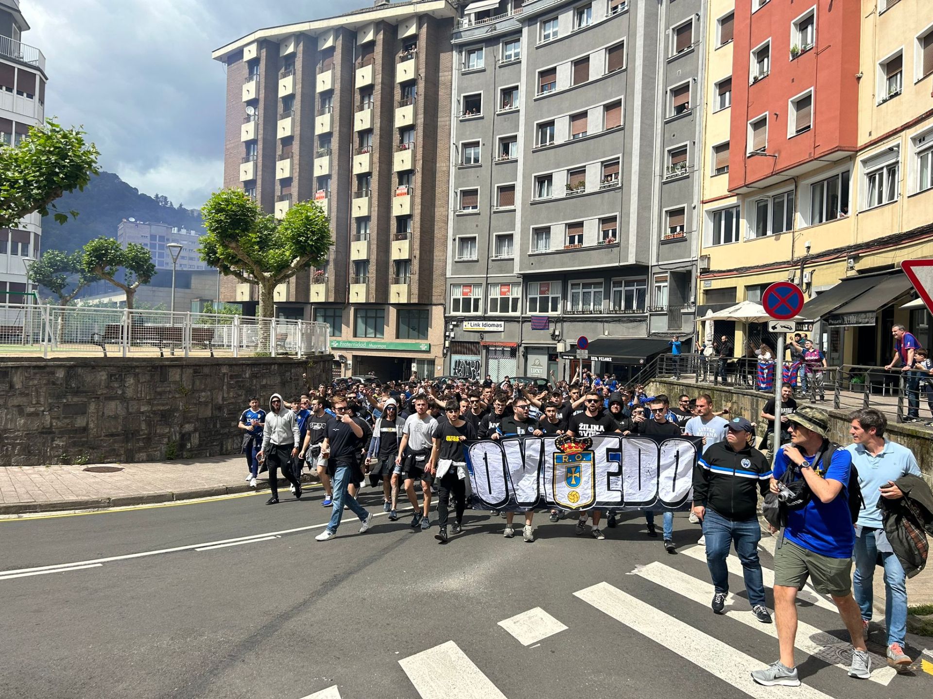 La afición del Real Oviedo tiñe de azul Eibar