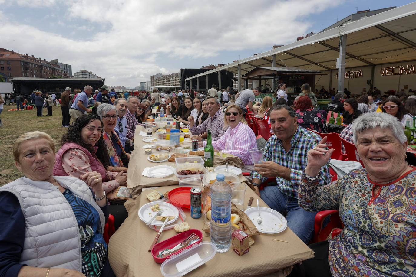 Paellada vecinal en el &#039;solarón&#039;