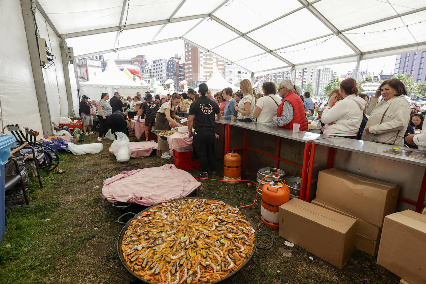 Paellada vecinal en el &#039;solarón&#039;