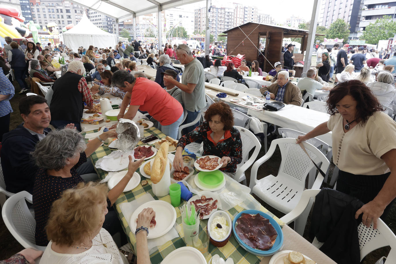 Paellada vecinal en el &#039;solarón&#039;