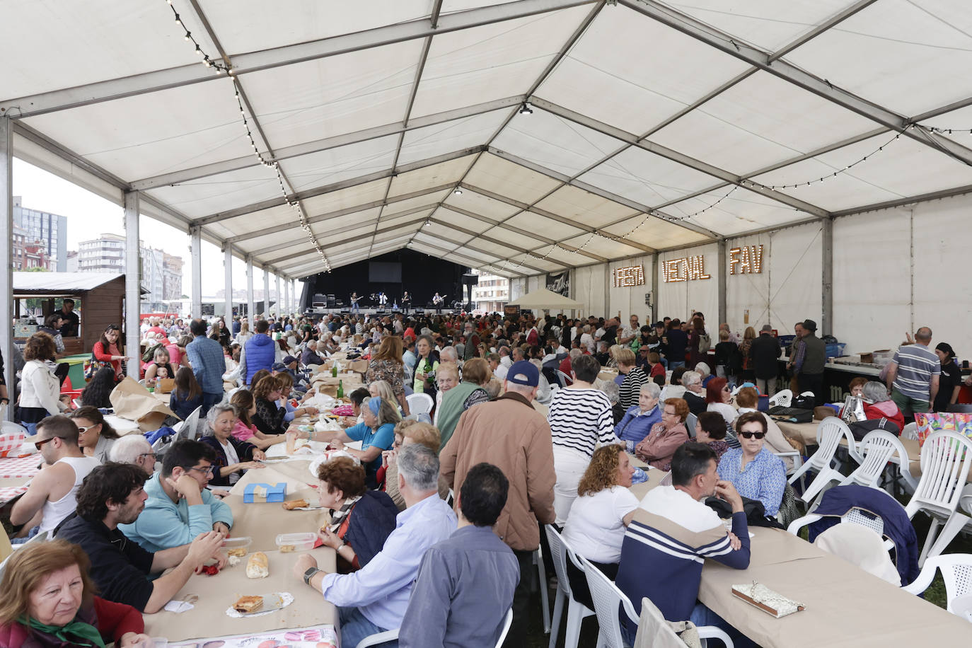 Paellada vecinal en el &#039;solarón&#039;