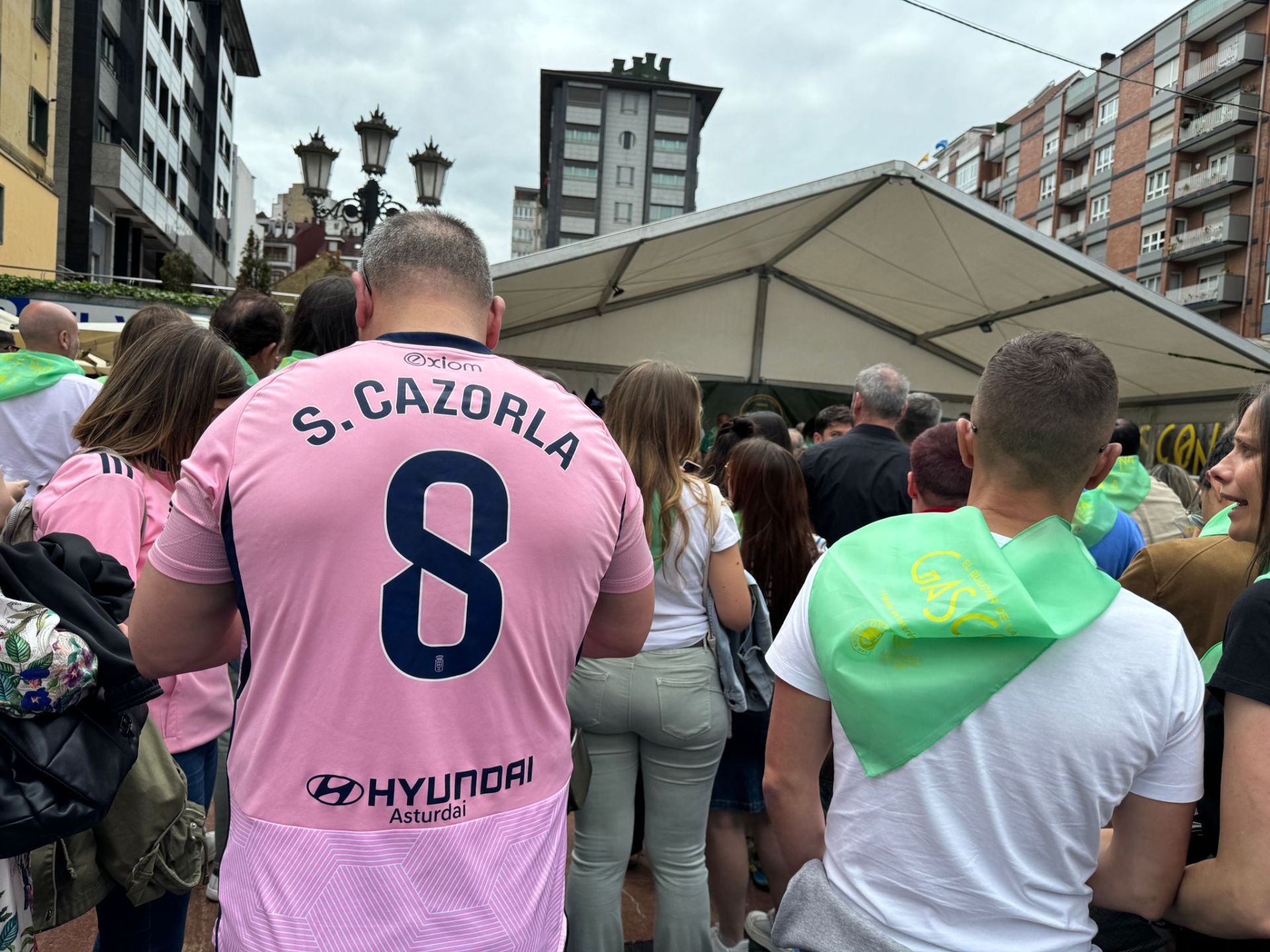 La afición del Real Oviedo tiñe de azul Eibar