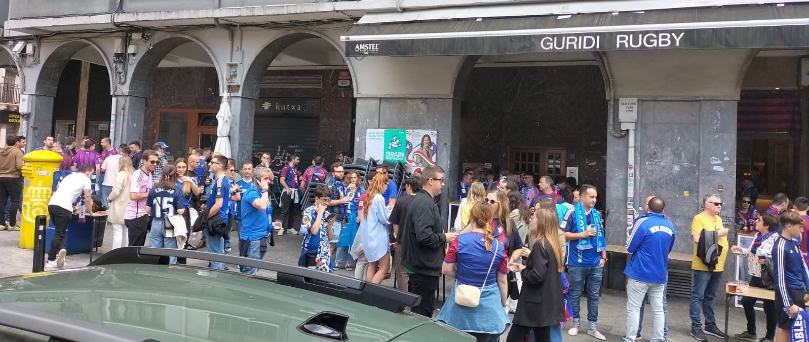 La afición del Real Oviedo tiñe de azul Eibar