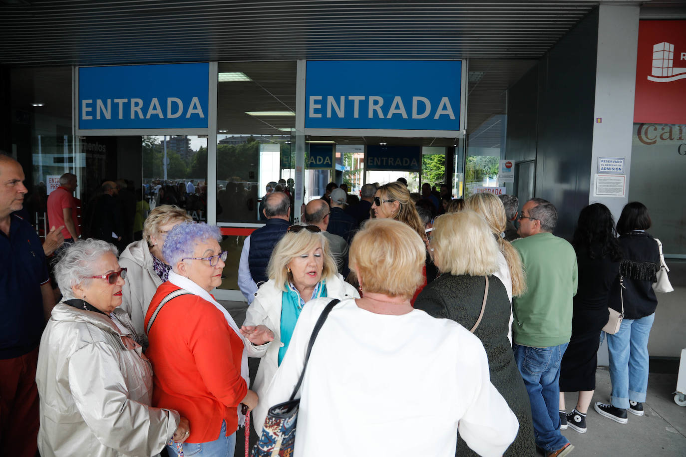 Largas colas en Gijón para el mitin de Pedro Sánchez