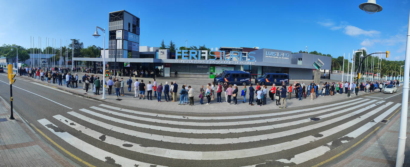 Largas colas en Gijón para el mitin de Pedro Sánchez