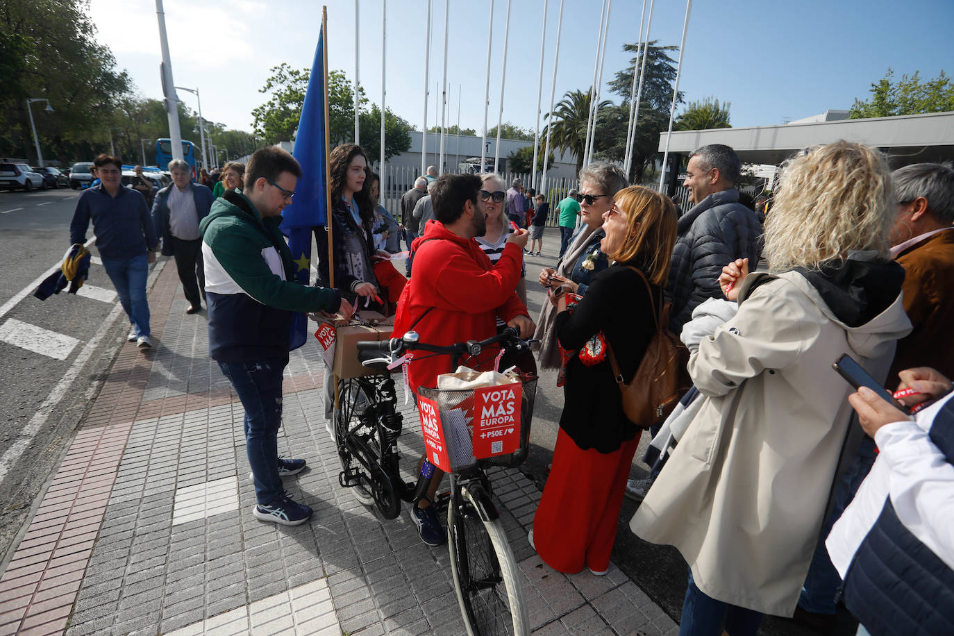 Largas colas en Gijón para el mitin de Pedro Sánchez