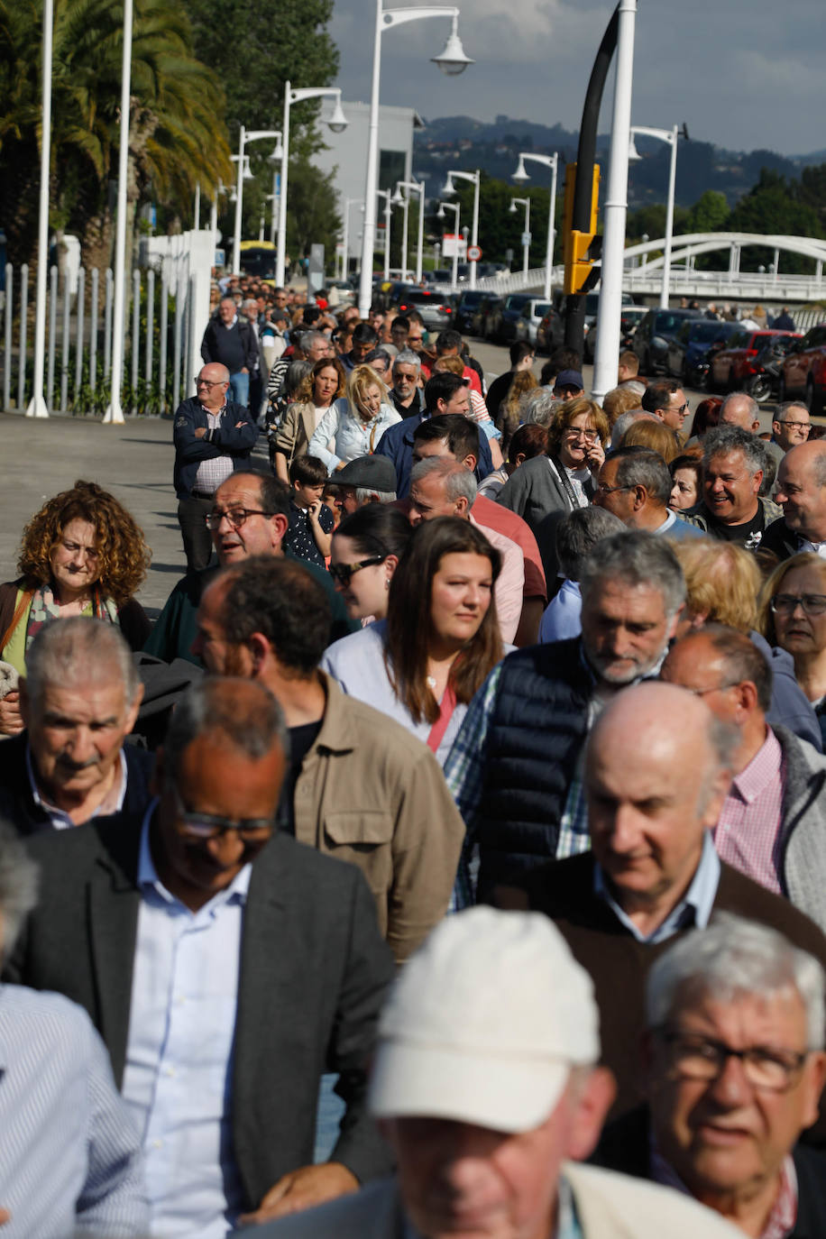 Largas colas en Gijón para el mitin de Pedro Sánchez