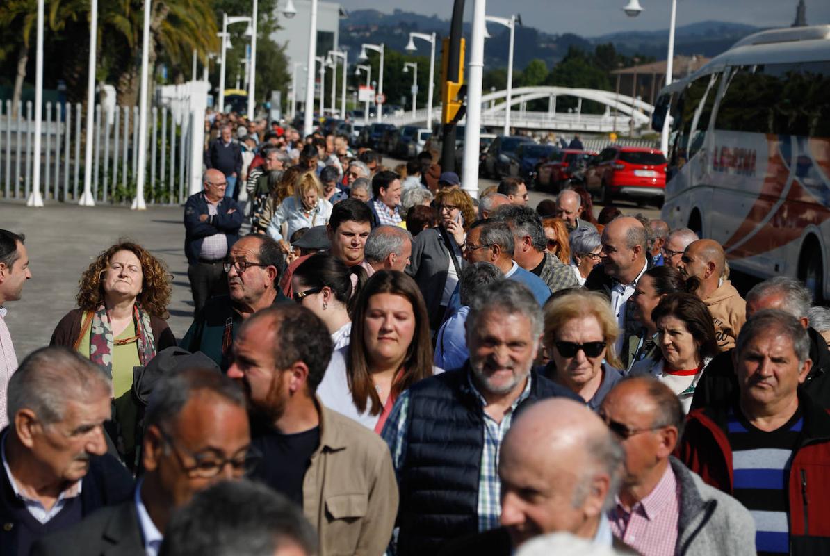 Largas colas en Gijón para el mitin de Pedro Sánchez