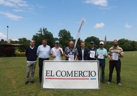 César Sánchez, Arturo Zarauza, Álvaro Zarza, Antonio Gordillo, Alberto García, de ABANCA, Jesús Guerra, Jorge Medina y Daniel Valdés, en la clausura del Trofeo EL COMERCIO-ABANCA, en las instalaciones de El Tragamón.