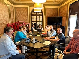 Reunión de la concertación presidida por las concejalas María Mitre y Ángela Pumariega (al fondo).