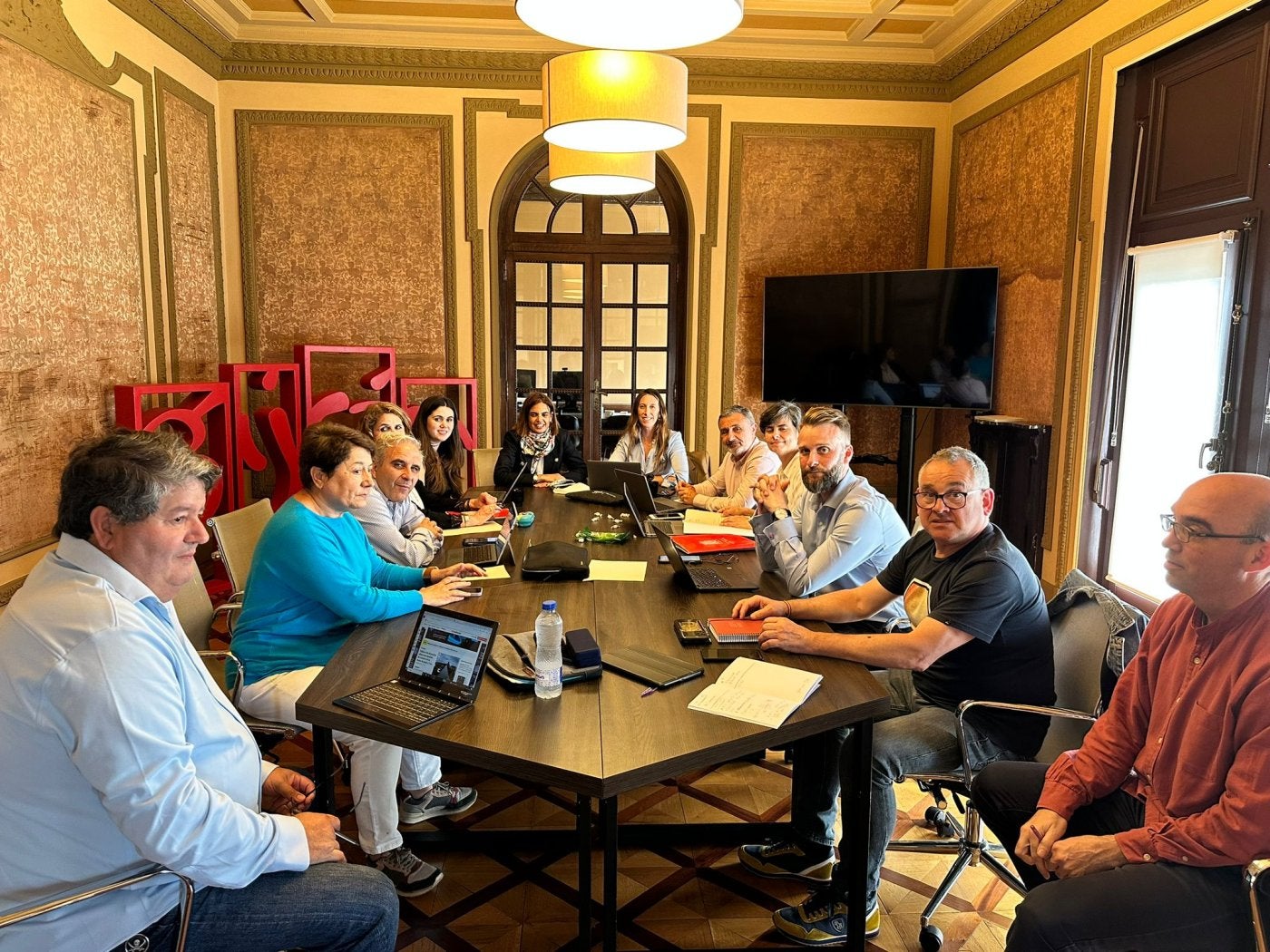 Reunión de la concertación presidida por las concejalas María Mitre y Ángela Pumariega (al fondo).