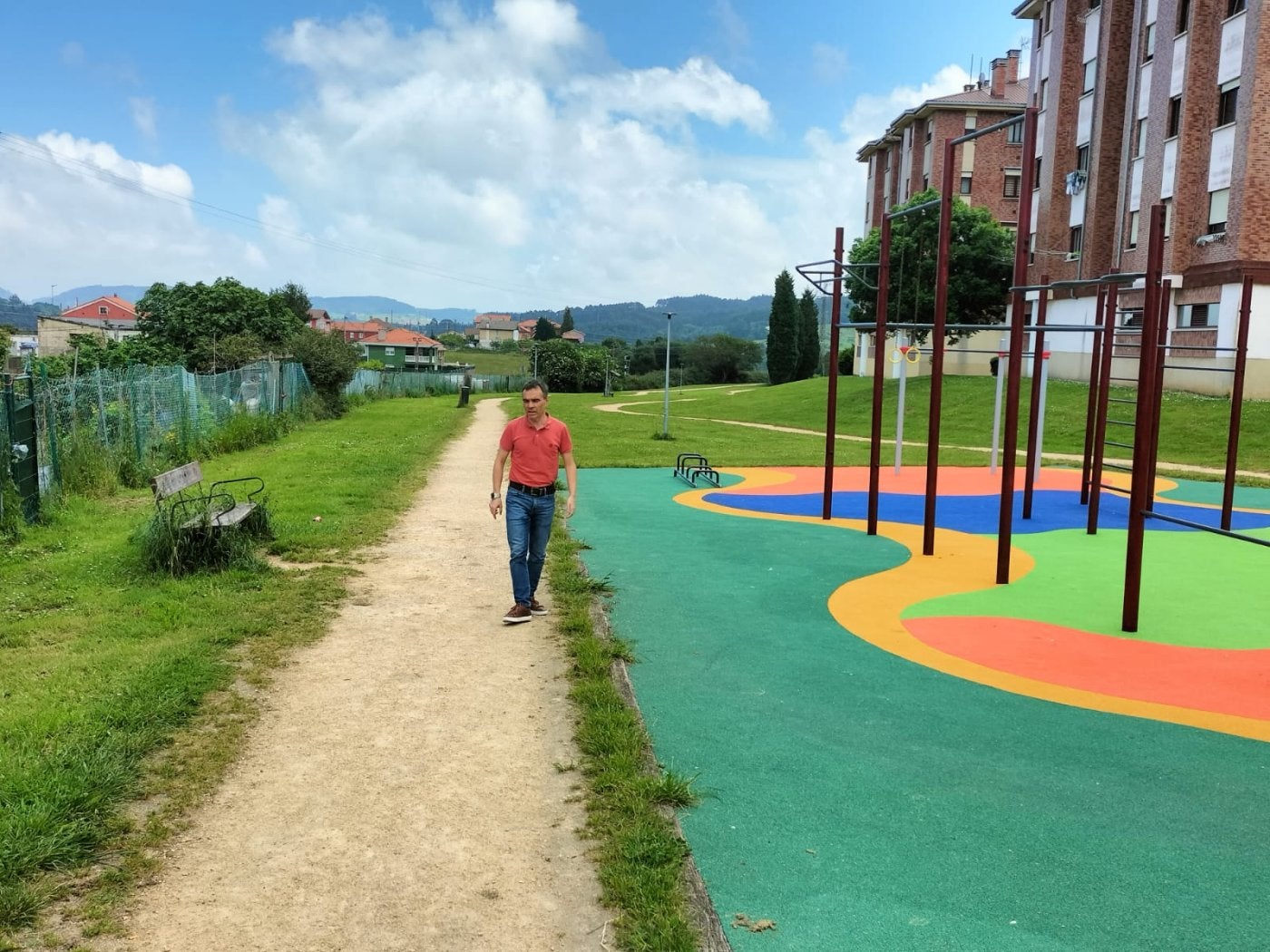 Iván Fernández en el tramo de la pista finlandesa en el que comenzará el carril bici.