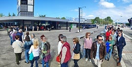 Colas de simpatizantes, una hora antes de la apertura al recinto.