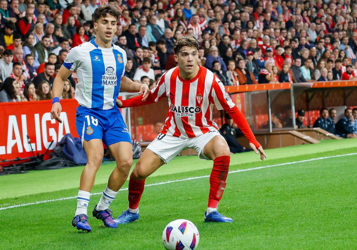 Aguado y Nacho Méndez, en el partido de Liga entre Sporting y Espanyol en El Molinón.