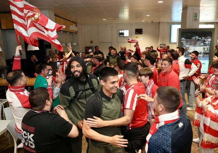 Los jugadores del Sporting, a su llegada al aeropuerto de Asturias.