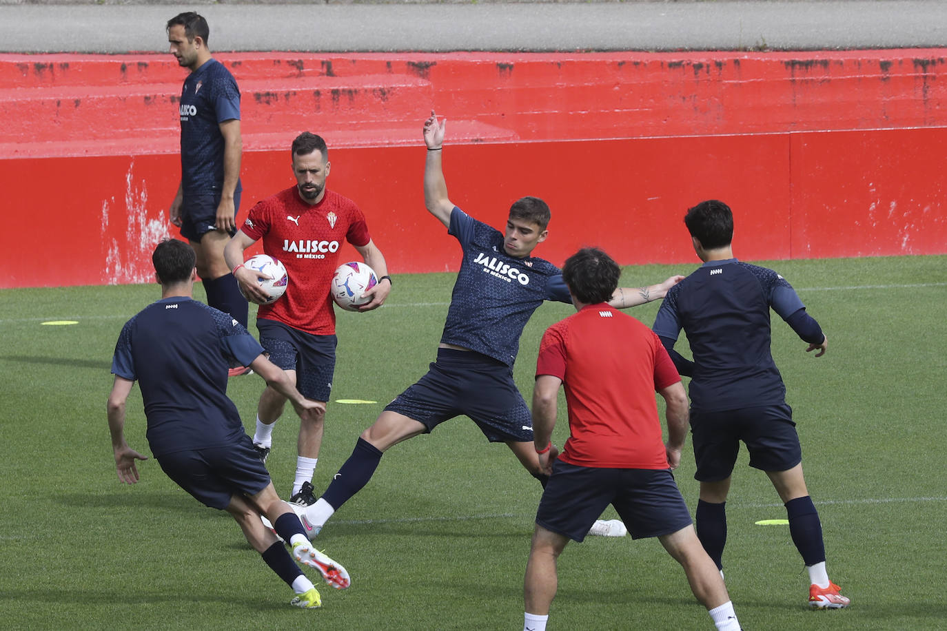 Entrenamiento del Sporting, tras la resaca emocional al entrar en &#039;play off&#039;