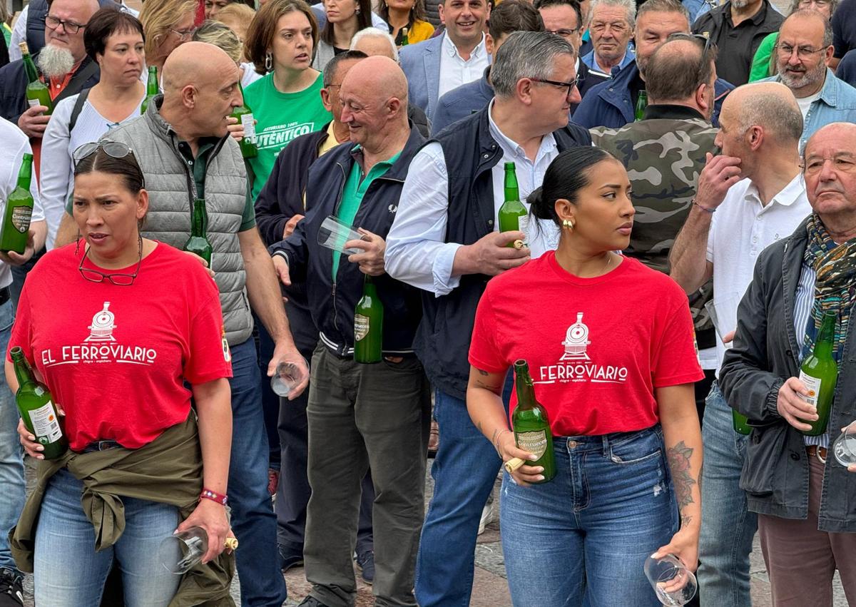 Imagen secundaria 1 - Oviedo unido en un multitudinario escanciado simultáneo.