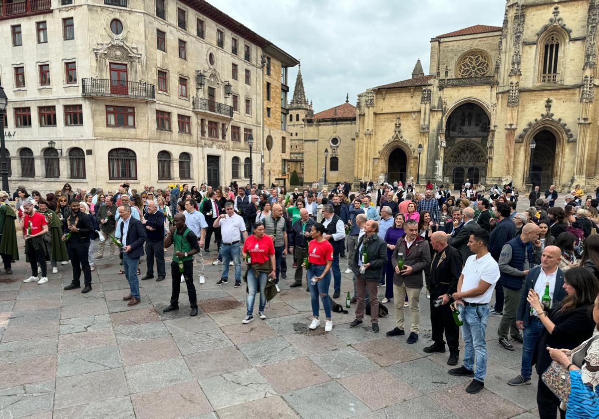 Imagen principal - Oviedo unido en un multitudinario escanciado simultáneo.