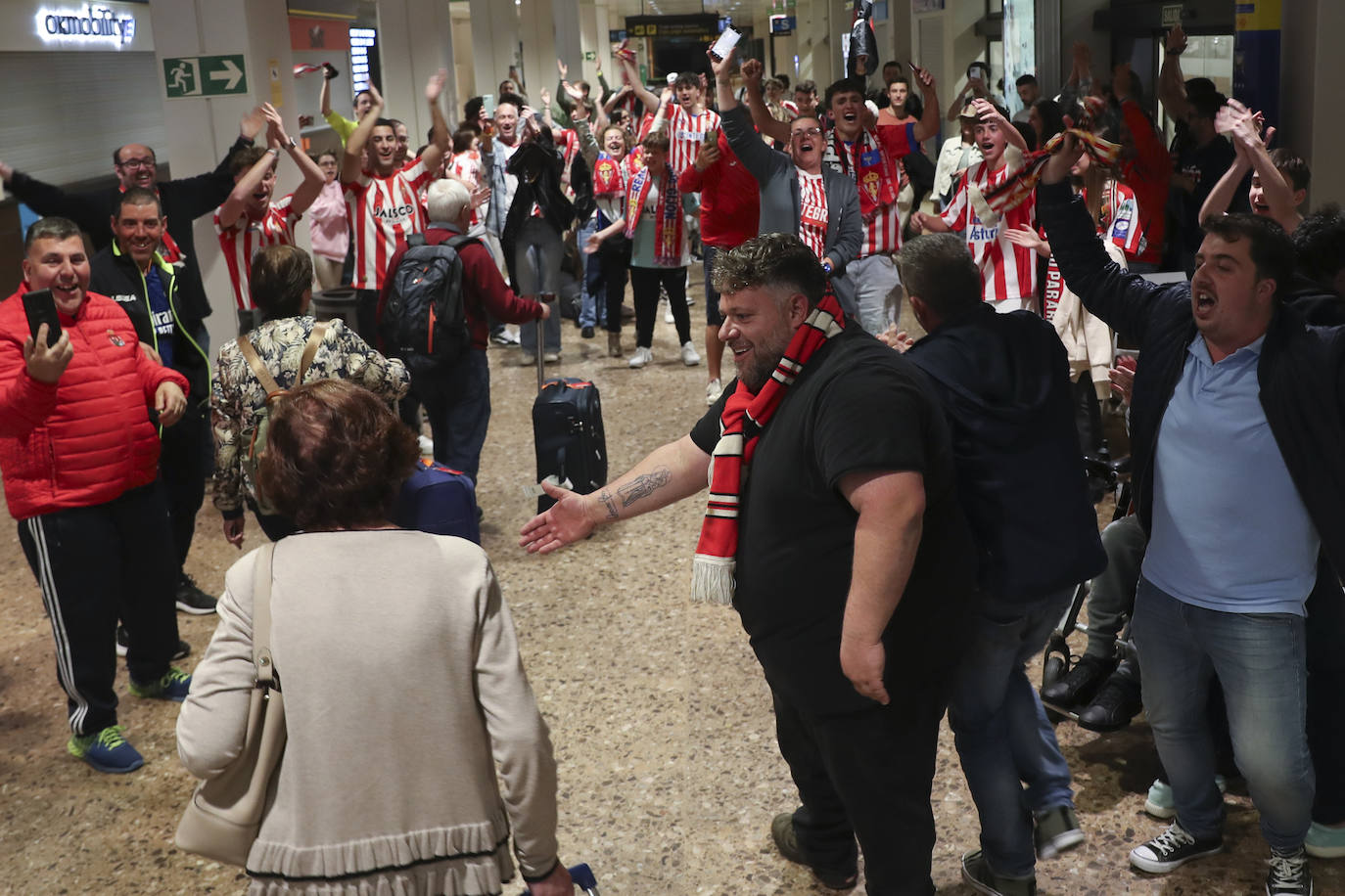 Caluroso recibimiento del Sporting en el aeropuerto de Asturias