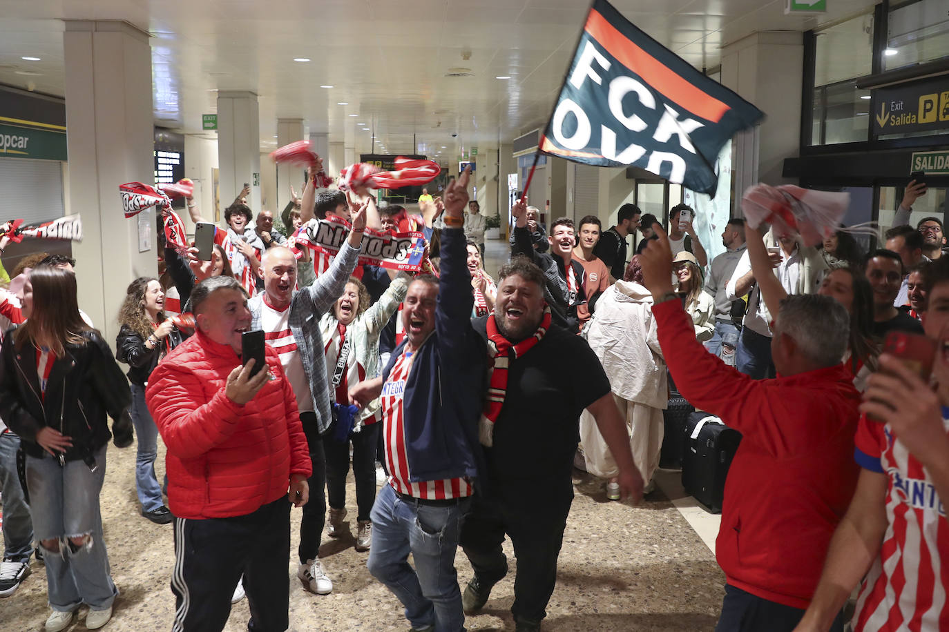 Caluroso recibimiento del Sporting en el aeropuerto de Asturias