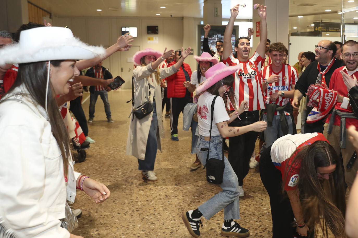 Caluroso recibimiento del Sporting en el aeropuerto de Asturias