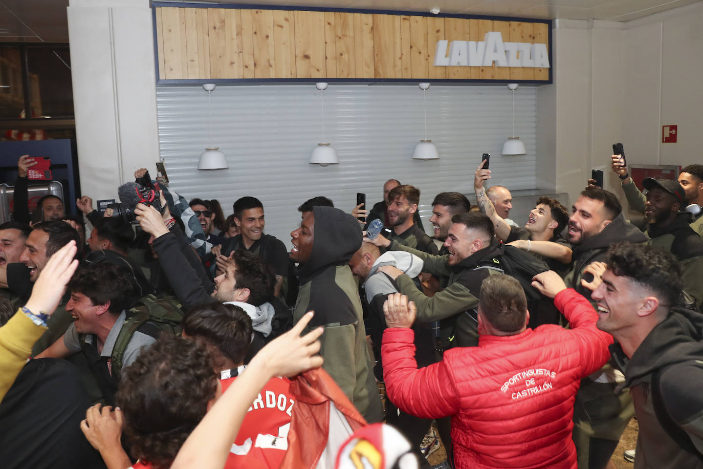 Caluroso recibimiento del Sporting en el aeropuerto de Asturias