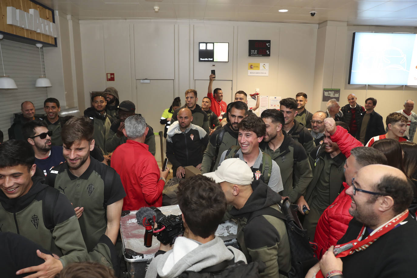 Caluroso recibimiento del Sporting en el aeropuerto de Asturias