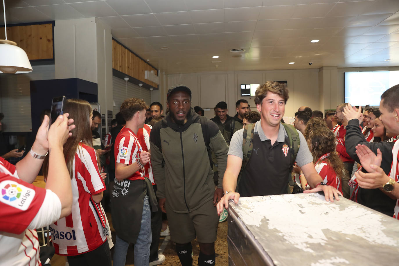 Caluroso recibimiento del Sporting en el aeropuerto de Asturias