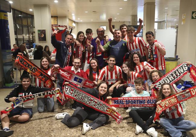 Caluroso recibimiento del Sporting en el aeropuerto de Asturias.