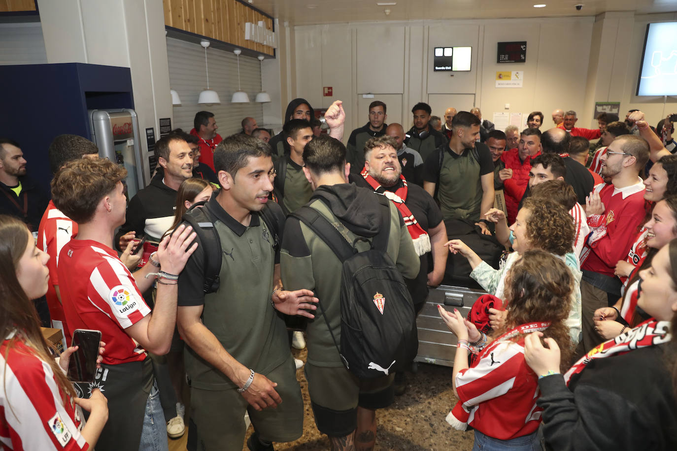 Caluroso recibimiento del Sporting en el aeropuerto de Asturias