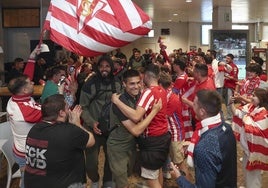 Caluroso recibimiento del Sporting en el aeropuerto de Asturias