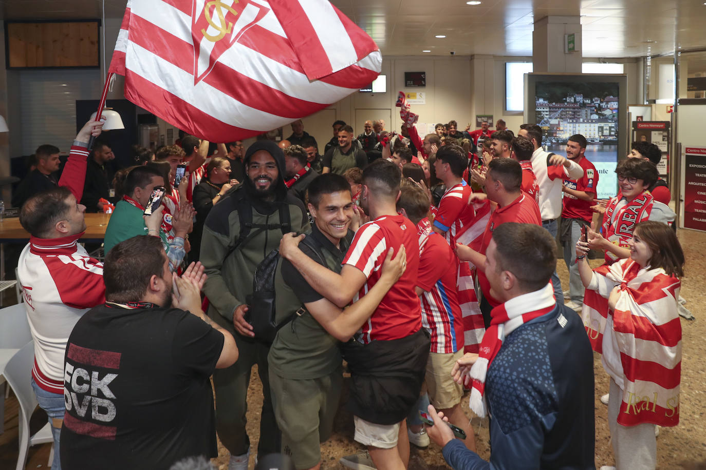 Caluroso recibimiento del Sporting en el aeropuerto de Asturias