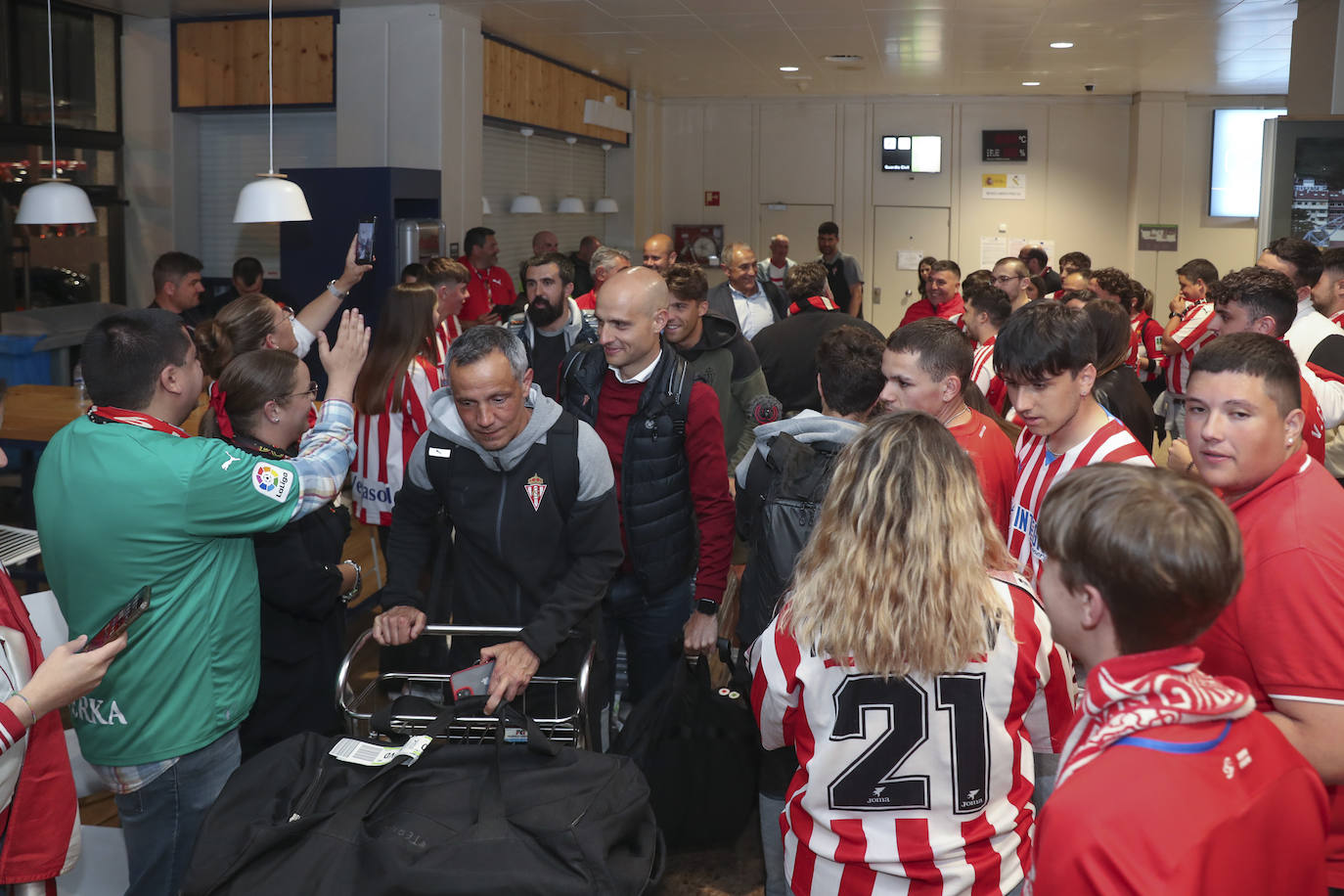 Caluroso recibimiento del Sporting en el aeropuerto de Asturias