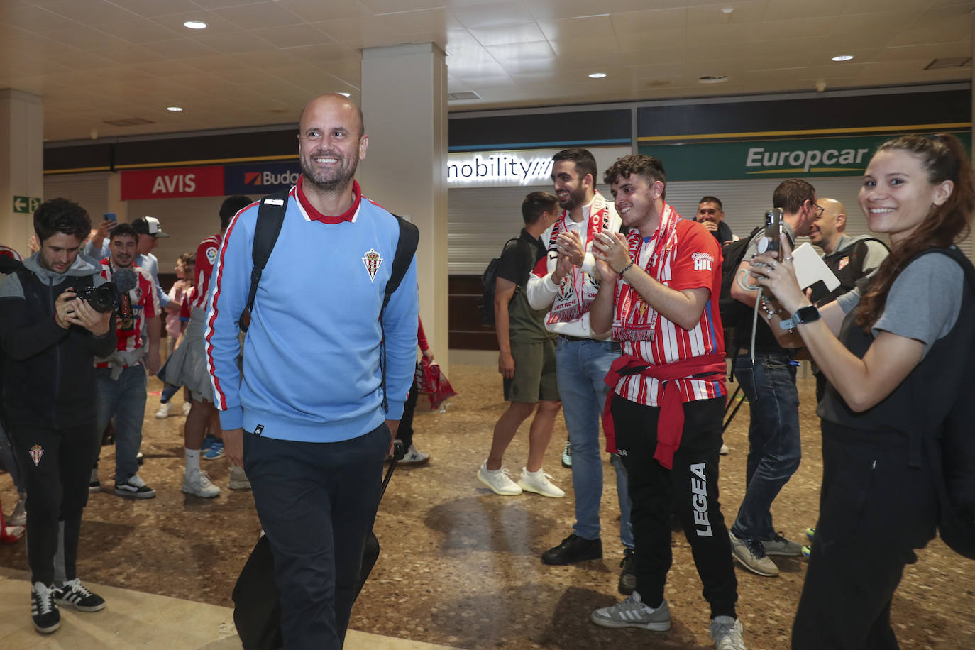 Caluroso recibimiento del Sporting en el aeropuerto de Asturias