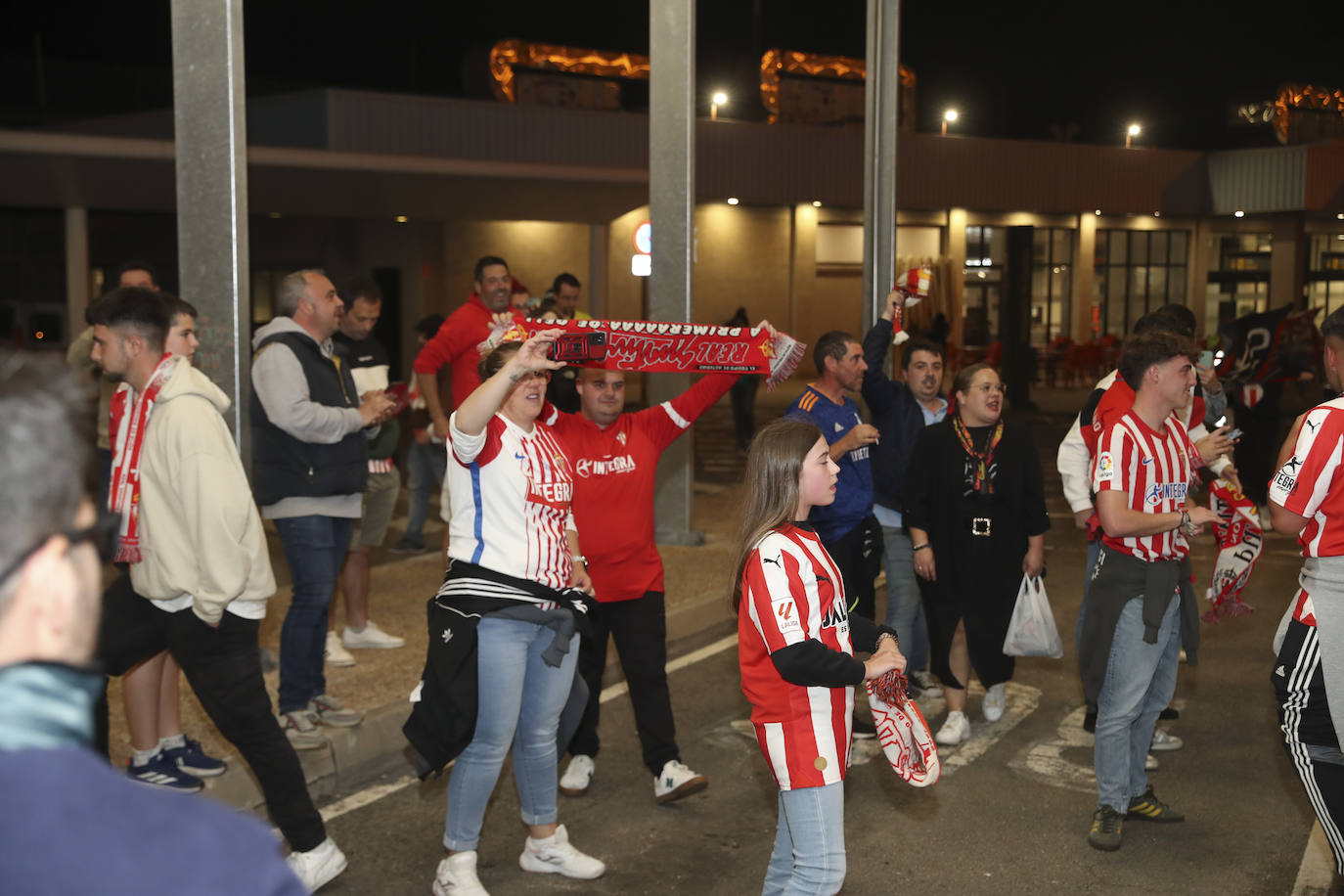 Caluroso recibimiento del Sporting en el aeropuerto de Asturias