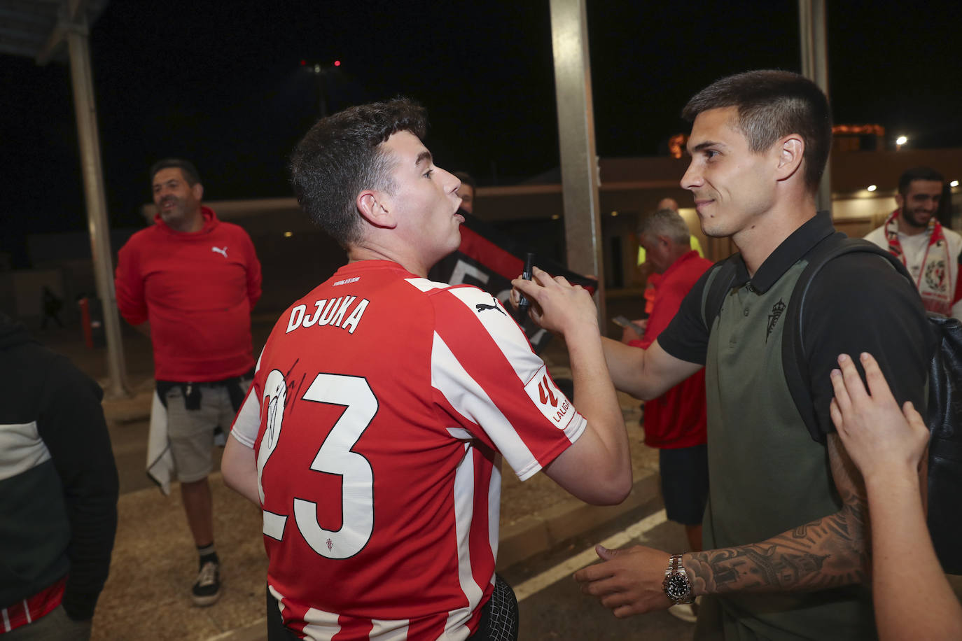 Caluroso recibimiento del Sporting en el aeropuerto de Asturias