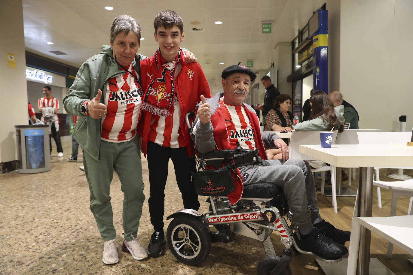 Caluroso recibimiento del Sporting en el aeropuerto de Asturias