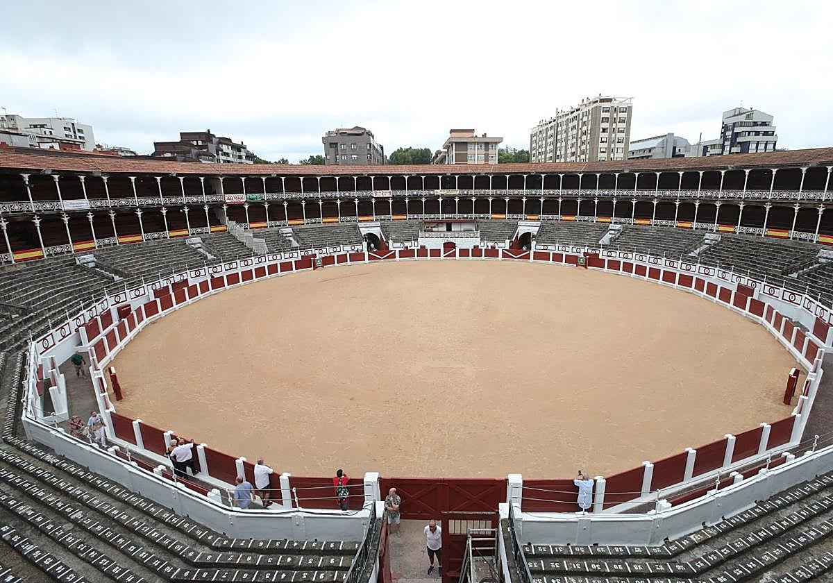 Interior de la plaza de toros de El Bibio.