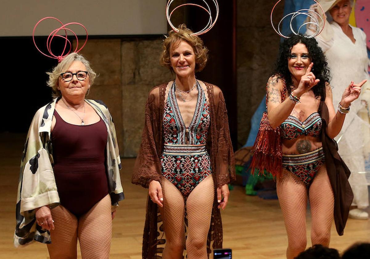 Cuatro de las modelos con los trajes de baño, durante el desfile en el Auditorio.